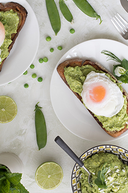 avocado,-peas-and-feta-with-poached-egg-featured